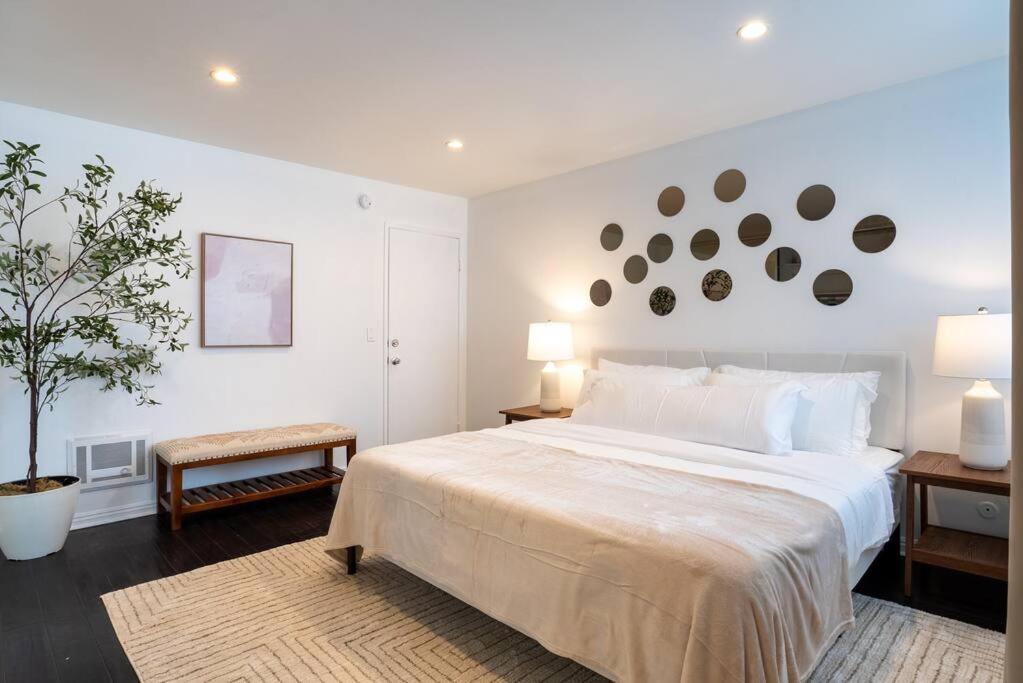 West Knoll Plaza Apartment *